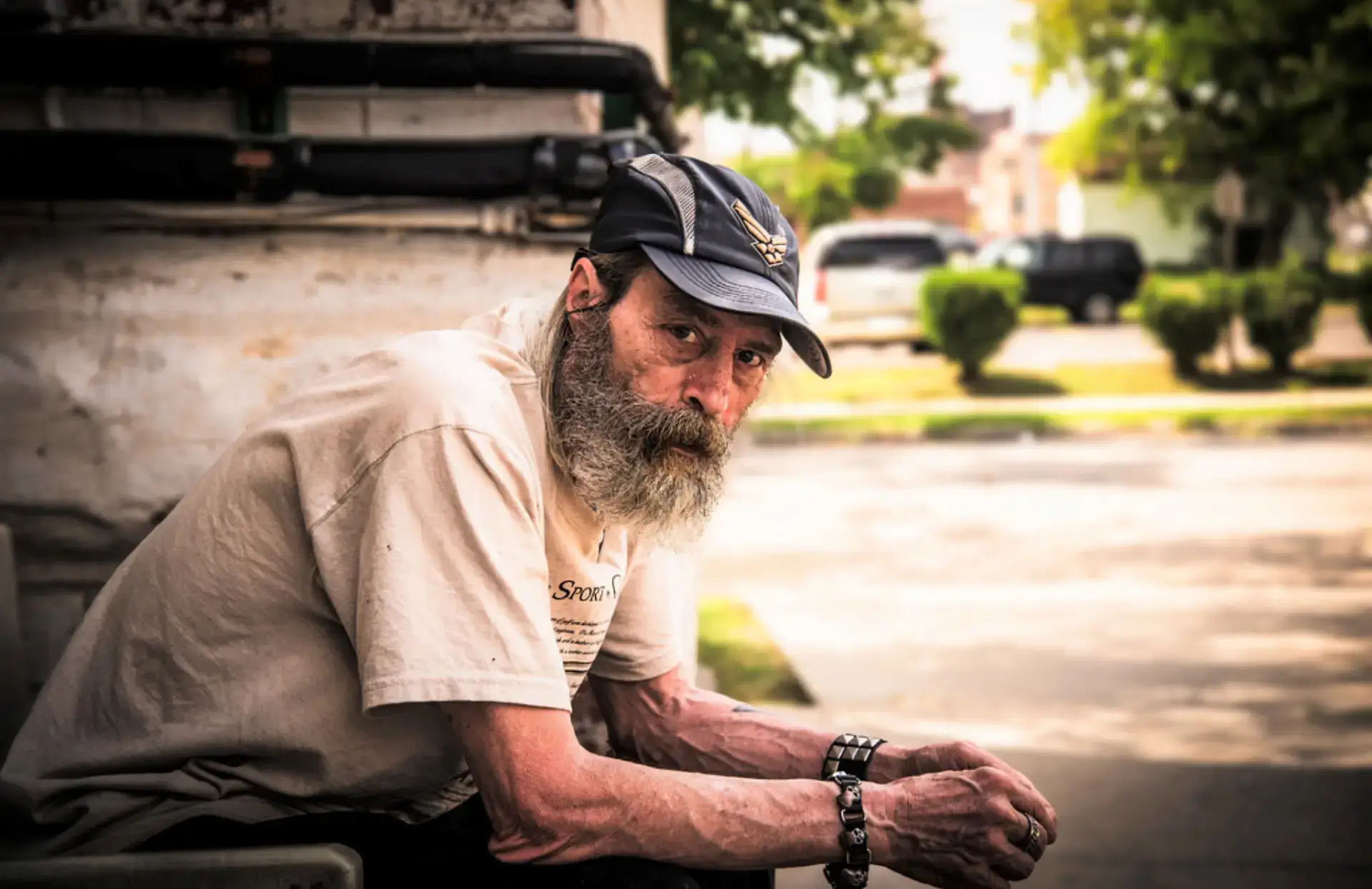 Alzheimer, Healthy Aging, Humanities Project 2024 Elderly man with grey beard, cap, direct gaze. Focuses on healthy aging for Alzheimer's humanities project.